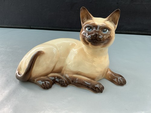 Beswick siamese cat lying - beswick,